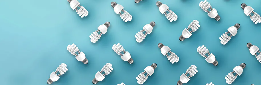 Energiesparlampen vor türkisem Hintergrund Energiesparlampen vor türkisem Hintergrund