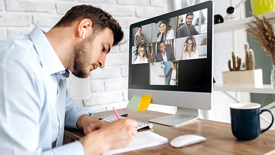 Arbeit im Homeoffice Mann arbeitet im Homeoffice