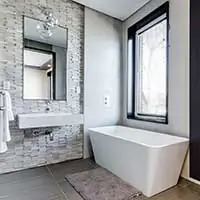 Badezimmer mit großem Fenster Badezimmer mit großem Fenster