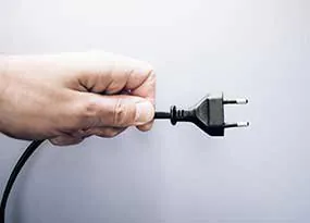 Hand mit Netzstecker Hand mit Netzstecker